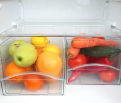 Frutas y verduras en el frigorífico.