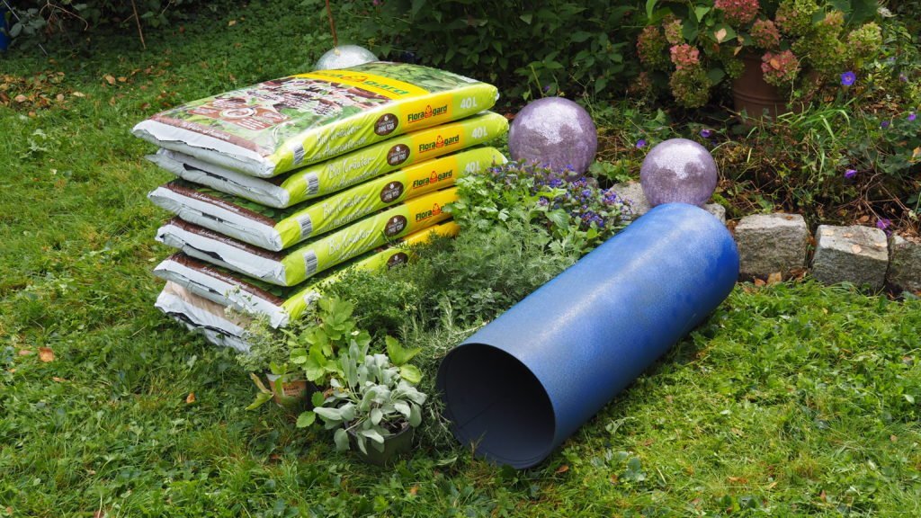 Material para construir un caracol herbáceo en el jardín.